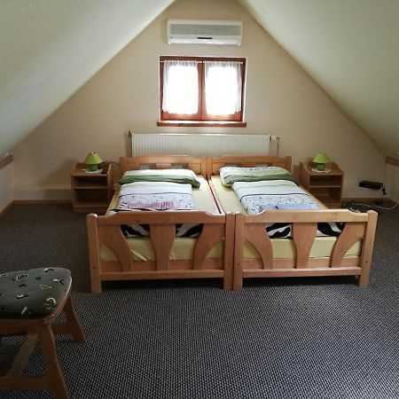 Gergely Vendeghaz Apartment ซีร์ซ ภายนอก รูปภาพ